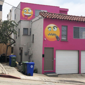 Read more about the article 海滩别墅变粉色表情包  邻里大战 以眼还眼